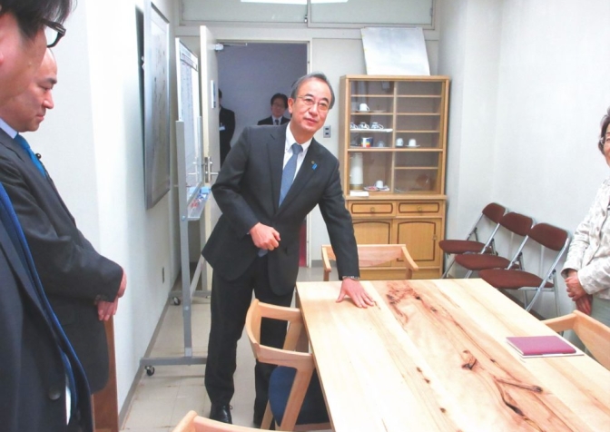 花角知事とスノービーチテーブル